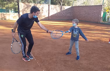 Niños en escuelita de tenis